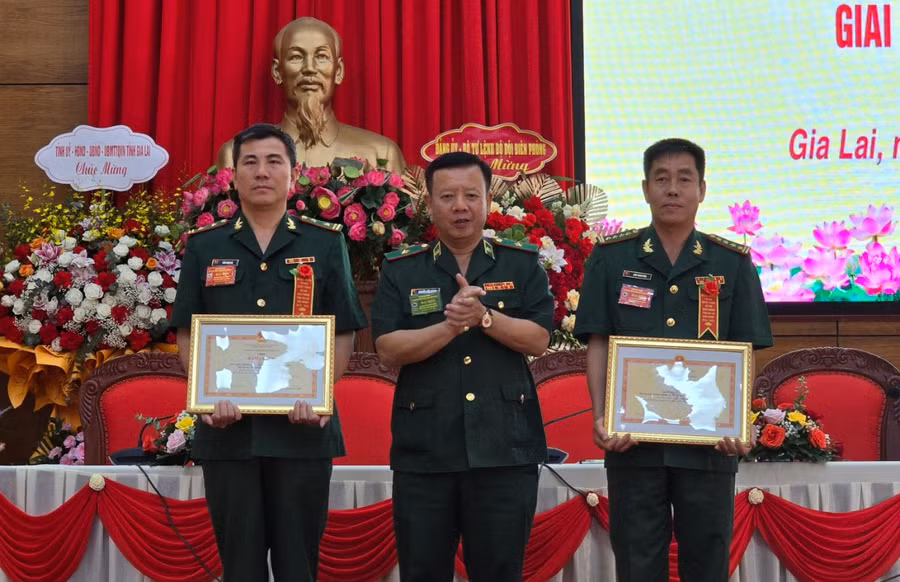 Thiếu tướng Nguyễn Đức Mạnh trao bằng khen của Bộ Tư lệnh BĐBP cho các tập thể và cá nhân có thành tích xuất sắc trong phong trào thi đua Quyết thắng. Ảnh: T.D