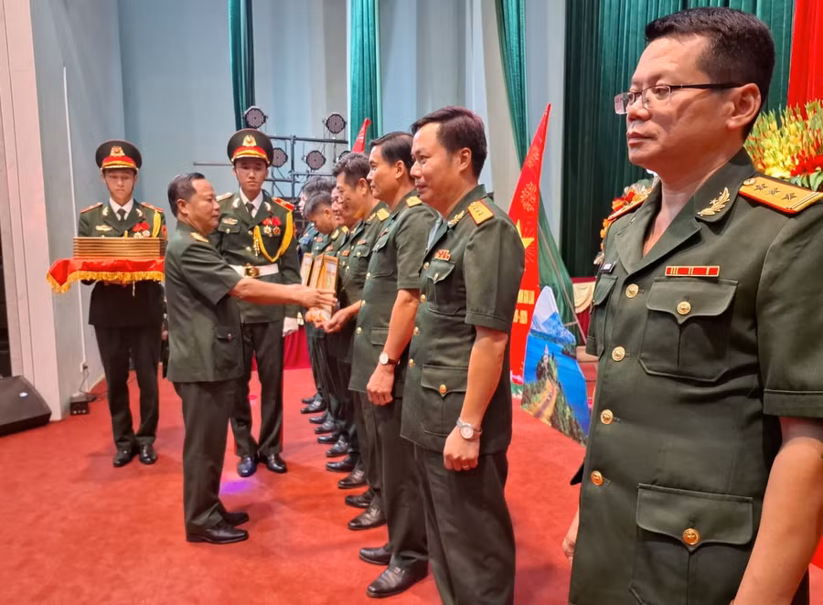 Lãnh đạo Bộ CHQS tỉnh trao giấy khen cho các cá nhân có thành tích xuất sắc tại Hội thi Chỉ huy trưởng, Chính trị viên Ban Chỉ huy Quân sự cấp huyện. Ảnh: T.D