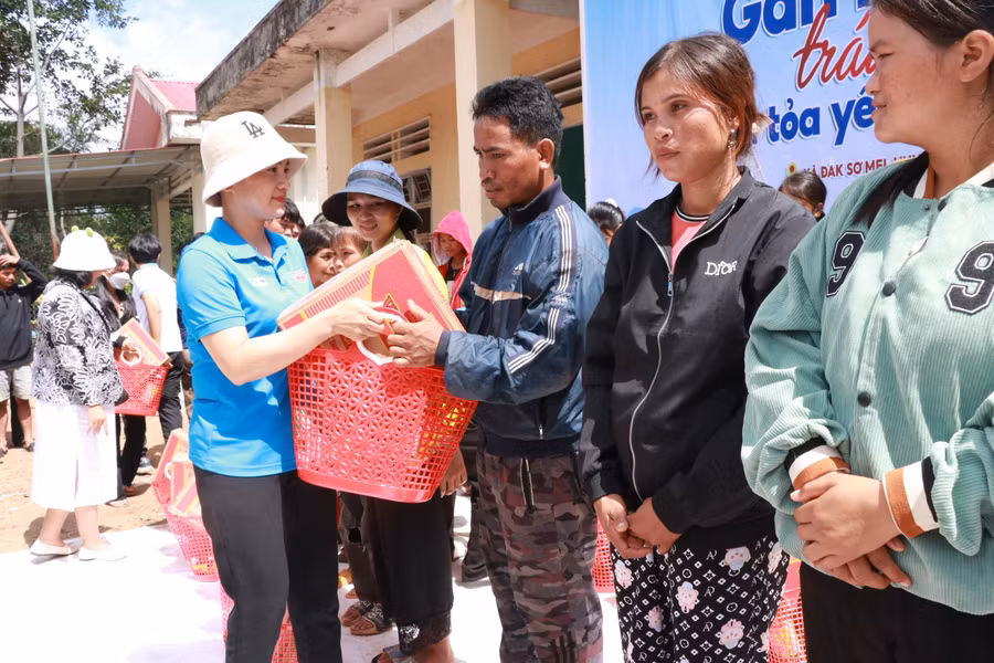 Các thành viên trong đoàn từ thiện trao tặng quà cho người dân ở xã Đak Sơ Mei. Ảnh: T.D