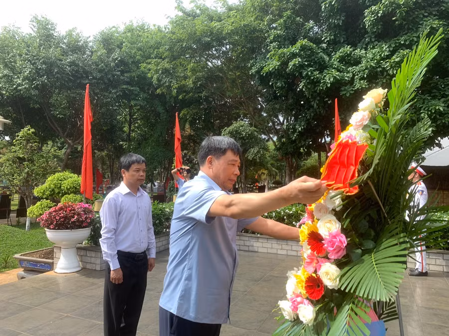 Đoàn công tác thành kính dâng hoa trước Tượng đài Anh hùng Núp trong khuôn viên Bảo tàng tỉnh. Ảnh: T.D