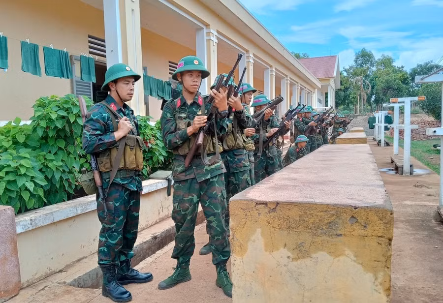 Huấn luyện tháo lắp, nạp đạn, ngắm bắn súng tại Tiểu đoàn 15. Ảnh: T.D Huấn luyện tháo lắp, nạp đạn, ngắm bắn súng tại Tiểu đoàn 15. Ảnh: T.D