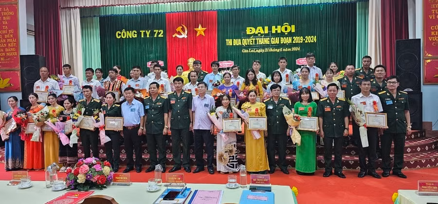 Các đại biểu dự đại hội chụp hình lưu niệm với các gương điển hình tiên tiến trong phong trào thi đua ở Công ty 72 giai đoạn 2019-2024. Ảnh: T.D