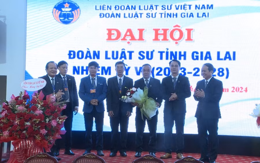 Ban Chủ nhiệm Đoàn Luật sư tỉnh nhiệm kỳ VI ra mắt đại hội. Ảnh: T.D