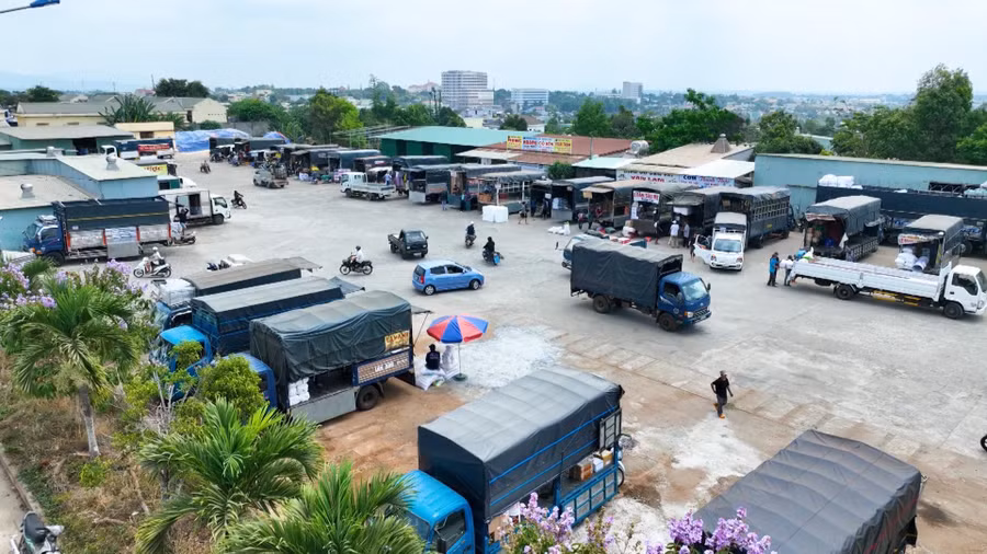 Xe tải chở hàng liên huyện đậu đỗ chờ lấy hàng tại Bến xe tải Đức Long Gia Lai. Ảnh: T.D