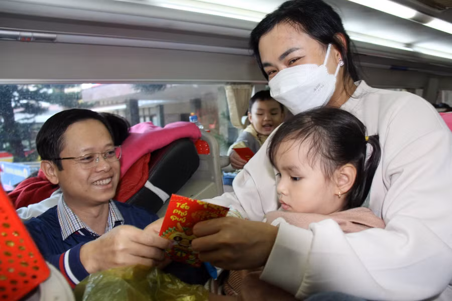 Chủ tịch LĐLĐ tỉnh Nguyễn Hoàng Phong chúc mừng năm mới và lì xì cho các cháu bé trên chuyến xe nghĩa tình. Ảnh: T.D Chủ tịch LĐLĐ tỉnh Nguyễn Hoàng Phong chúc mừng năm mới và lì xì cho các cháu bé trên chuyến xe nghĩa tình. Ảnh: T.D