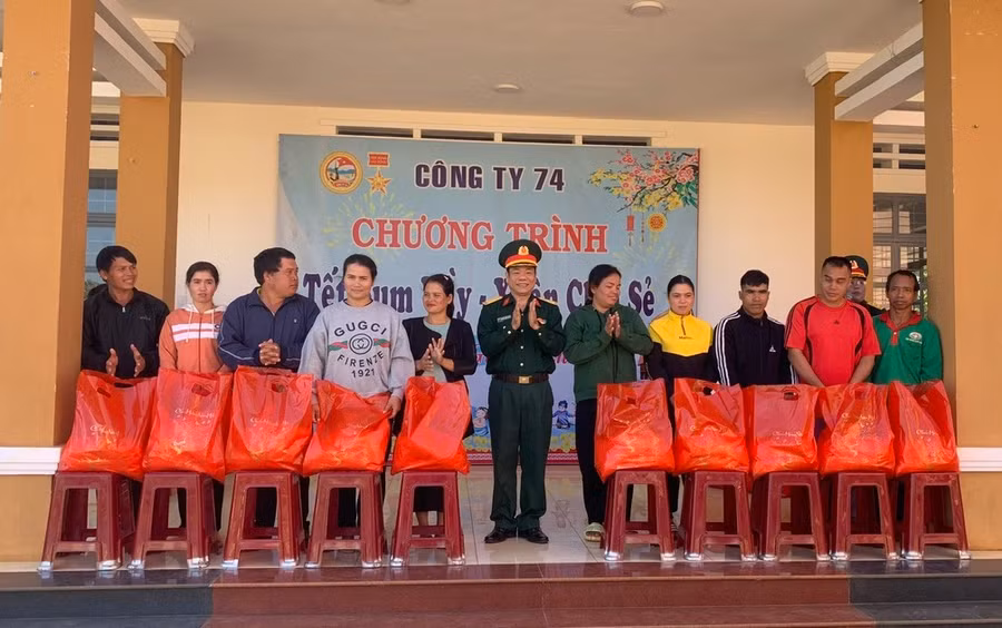 Người dân xã Ia Kla nhận quà do Bộ Quốc phòng, Binh đoàn 15 và Công ty TNHH một thành viên 74 trao tặng. Ảnh: T.D