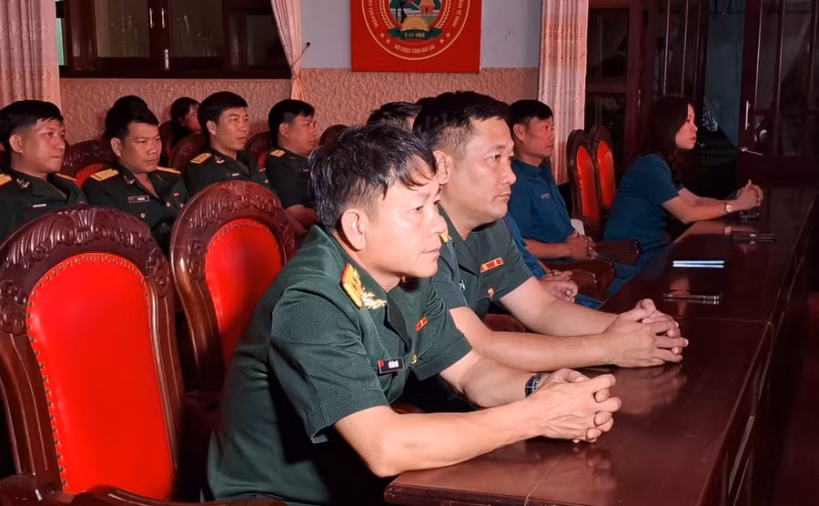 Cán bộ, chiến sĩ Bộ CHQS tỉnh lắng nghe chia sẻ của những điển hình tiên tiến trong thực hiện nhiệm vụ ở đơn vị trong giai đoạn 2019-2024. Ảnh: T.D