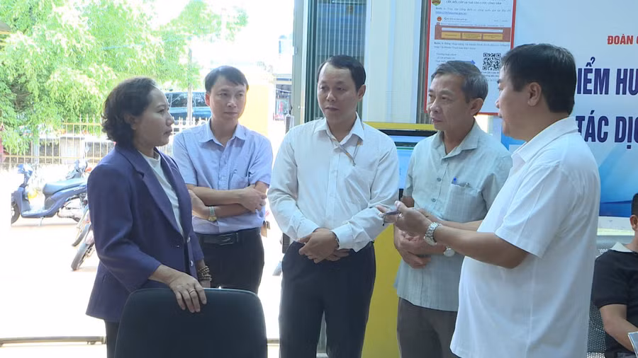 Đoàn giám sát của HĐND tỉnh giám sát công tác cải cách hành chính tại huyện Đức Cơ. Ảnh: T.D