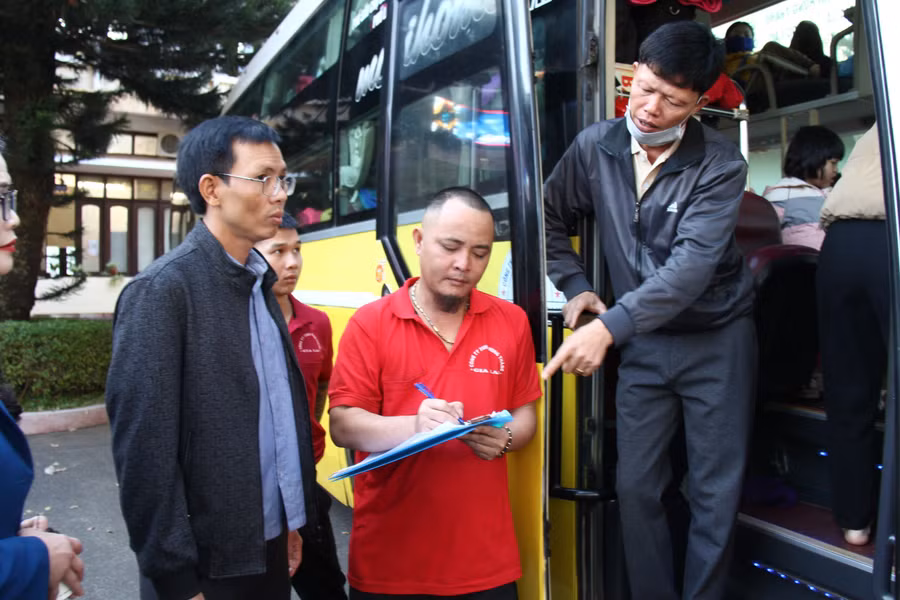 Các doanh nghiệp cần có kế hoạch bố trí đủ số lượng phương tiện phục vụ nhu cầu đi lại của Nhân dân dịp nghỉ lễ 30-4 và 1-5. Ảnh: T.D Các doanh nghiệp cần có kế hoạch bố trí đủ số lượng phương tiện phục vụ nhu cầu đi lại của Nhân dân dịp nghỉ lễ 30-4 và 1-5. Ảnh: T.D