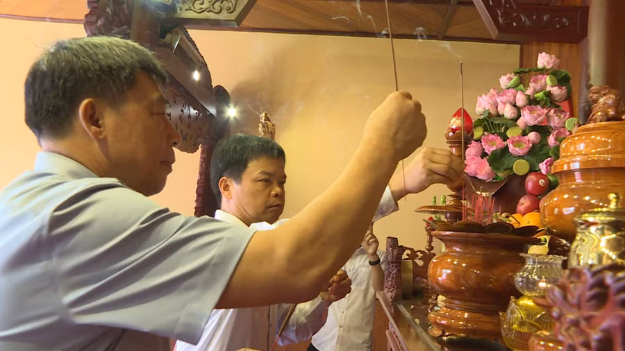 Đoàn công tác bày tỏ lòng biết ơn sâu sắc đối với Chủ tịch Hồ Chí Minh trong sự nghiệp lãnh đạo Đảng, Nhân dân đấu tranh thống nhất đất nước. Ảnh: T.D