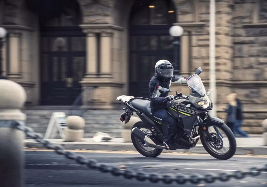 Kawasaki Versys-X 300 ABS là dòng xe phong cách, mạnh mẽ nhưng vẫn nhỏ gọn và nhiều tiện nghi. (Nguồn: Kawasaki motors.com) Kawasaki Versys-X 300 ABS là dòng xe phong cách, mạnh mẽ nhưng vẫn nhỏ gọn và nhiều tiện nghi. (Nguồn: Kawasaki motors.com)