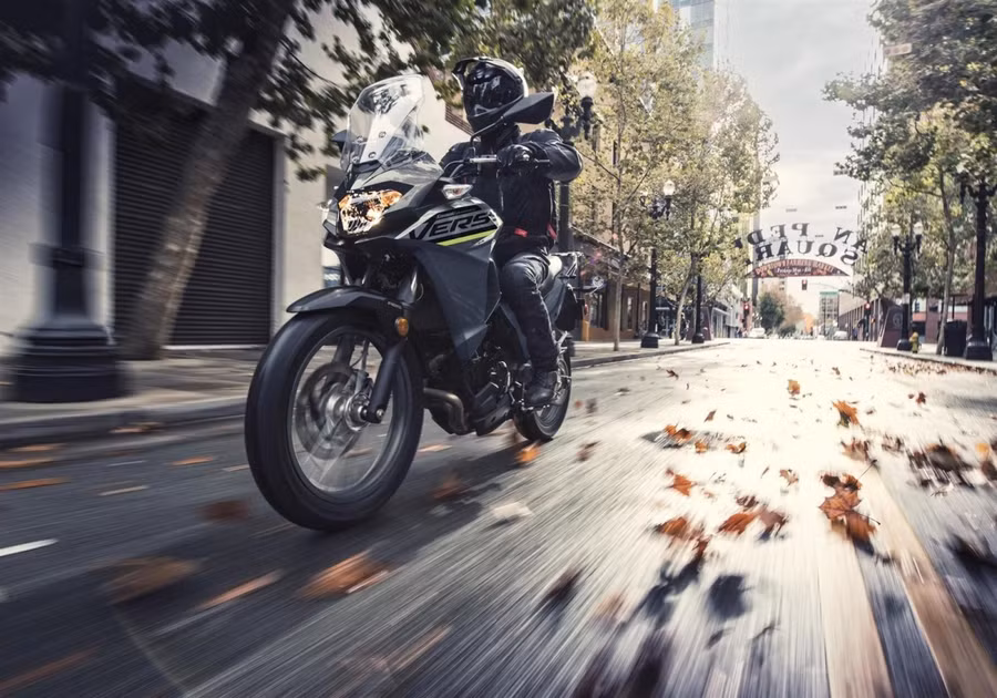 Chinh phục mọi nẻo đường cùng Kawasaki Versys-X 300 ABS. (Nguồn: Kawasaki motors.com) Chinh phục mọi nẻo đường cùng Kawasaki Versys-X 300 ABS. (Nguồn: Kawasaki motors.com)