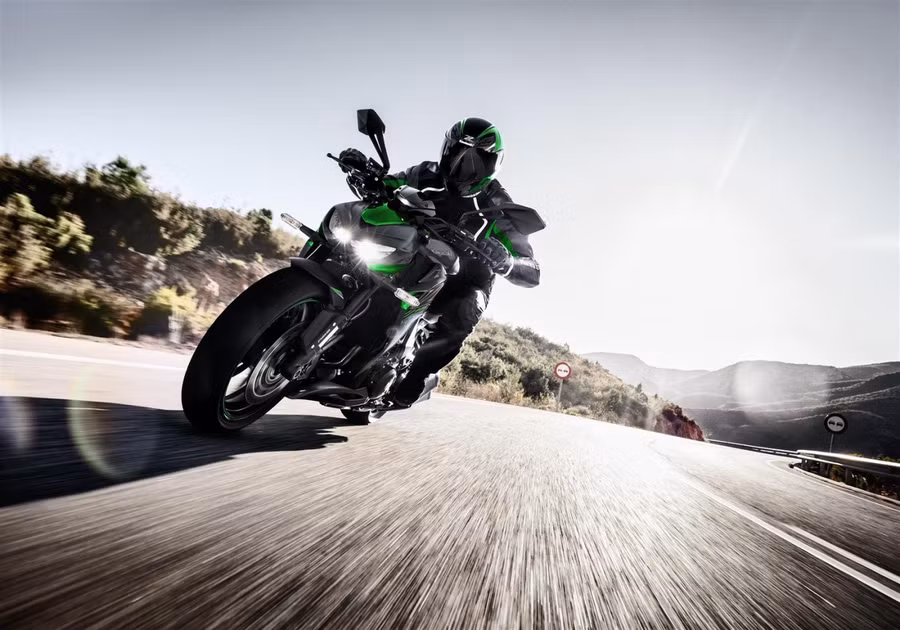 Phiên bản R của Kawasaki Z1000 ABS là phiên bản thể thao đầy mạnh mẽ, có thể chinh phục mọi cung đường dài hơi. (Nguồn: Kawasaki motors.com) Phiên bản R của Kawasaki Z1000 ABS là phiên bản thể thao đầy mạnh mẽ, có thể chinh phục mọi cung đường dài hơi. (Nguồn: Kawasaki motors.com)