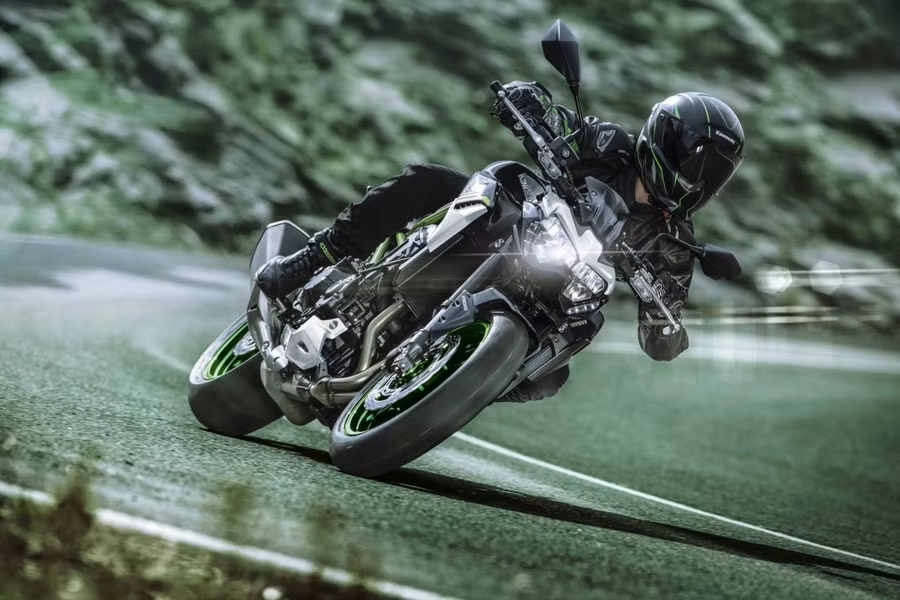 Kawasaki Z900 ABS là dòng xe cực kỳ đa dụng khi có thể phù hợp cả cho đi trong nội thành hoặc đi đường dài. (Nguồn: Kawasaki motors.com) Kawasaki Z900 ABS là dòng xe cực kỳ đa dụng khi có thể phù hợp cả cho đi trong nội thành hoặc đi đường dài. (Nguồn: Kawasaki motors.com)