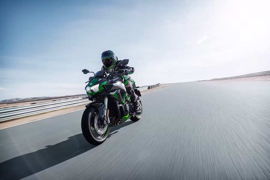 Điểm nhấn của Kawasaki Z H2 SE chính là phần đầu đèn và ốp 2 bên hông giúp Z H2 SE trông đầy đặn, phong cách. (Nguồn: Kawasaki motors.com)