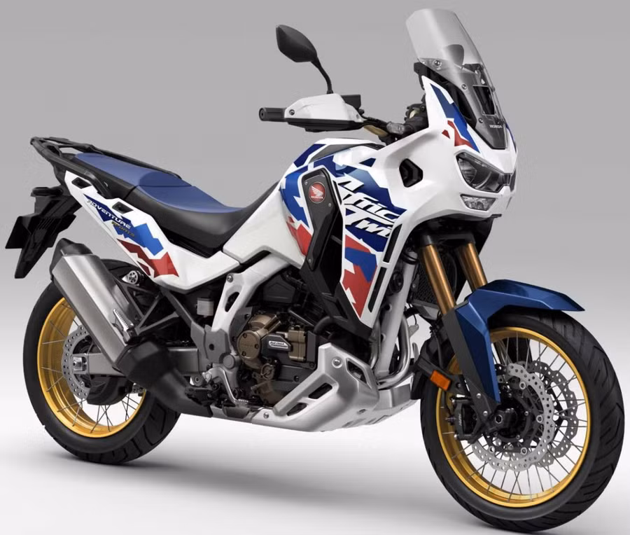Thiết kế của Africa Twin vẫn mang đậm phong cách adventure, với phần đầu xe cao, kính chắn gió điều chỉnh được, và yên xe phân cấp giúp người lái có tư thế ngồi thoải mái suốt hành trình dài. (Nguồn: honda.com.vn)