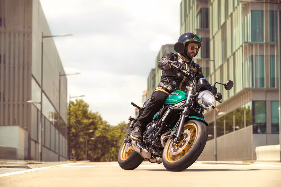 Kawasaki Z650RS phiên bản màu xanh ngọc với thiết kế nhỏ gọn, cổ điển điển hình của các dòng xe cổ. (Nguồn: Kawasaki motors.com) Kawasaki Z650RS phiên bản màu xanh ngọc với thiết kế nhỏ gọn, cổ điển điển hình của các dòng xe cổ. (Nguồn: Kawasaki motors.com)
