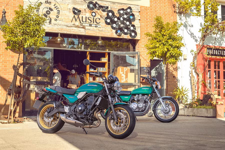 Kawasaki Z650RS nhỏ gọn hơn rất nhiều so với người đàn anh Z900 đầy hầm hố và mạnh mẽ của mình dù nằm cùng phân khúc xe retro cổ điển. (Nguồn: Kawasaki motors.com) Kawasaki Z650RS nhỏ gọn hơn rất nhiều so với người đàn anh Z900 đầy hầm hố và mạnh mẽ của mình dù nằm cùng phân khúc xe retro cổ điển. (Nguồn: Kawasaki motors.com)
