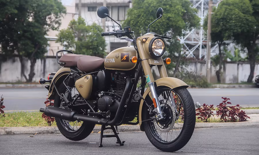 Royal Enfield Classic 350 thiết kế đơn giản, phiên bản màu vàng cát là phiên bản phổ thông, được sử dụng rộng rãi. (Nguồn: royalenfield.com) Royal Enfield Classic 350 thiết kế đơn giản, phiên bản màu vàng cát là phiên bản phổ thông, được sử dụng rộng rãi. (Nguồn: royalenfield.com)