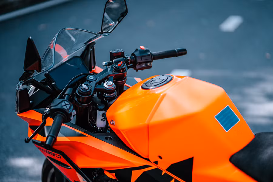 Xe được tích hợp màn hình TFT màu hiển thị đầy đủ thông tin, kết nối Bluetooth, tính năng My Ride của KTM giúp người lái dễ dàng quản lý cuộc gọi, nhạc và điều chỉnh xe theo nhu cầu cá nhân. (Nguồn: ktmvietnam.vn)