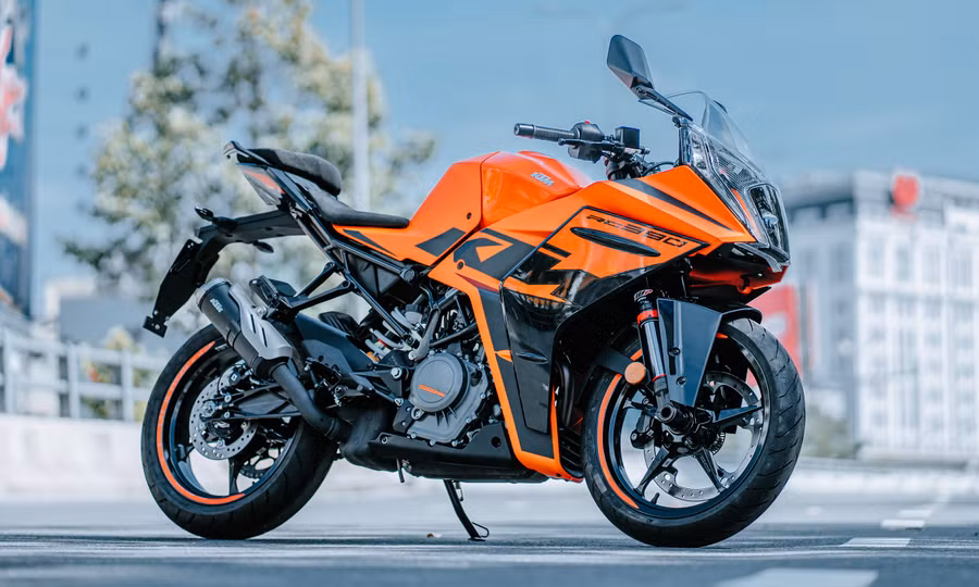 RC 390 NG đã chinh phục người dùng bởi vẻ ngoài mạnh mẽ, góc cạnh cùng màu sắc đặc trưng cam đen quen thuộc của KTM. (Nguồn: ktmvietnam.vn)