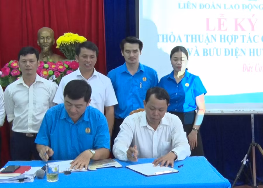 Chủ tịch LĐLĐ huyện Đức Cơ Hồ Đình Kỳ và Giám đốc Bưu điện huyện Đức Cơ Trần Nam Trung ký kết thoả thuận hợp tác. Ảnh: H.S