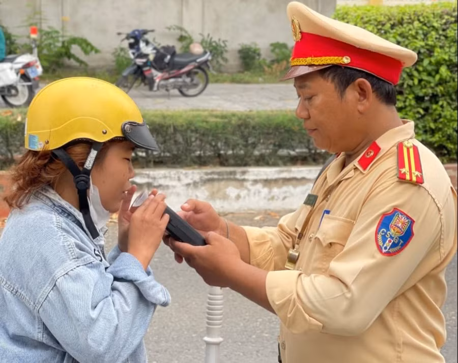 Công an huyện Krông Pa đo nồng độ cồn. Ảnh: R.H.