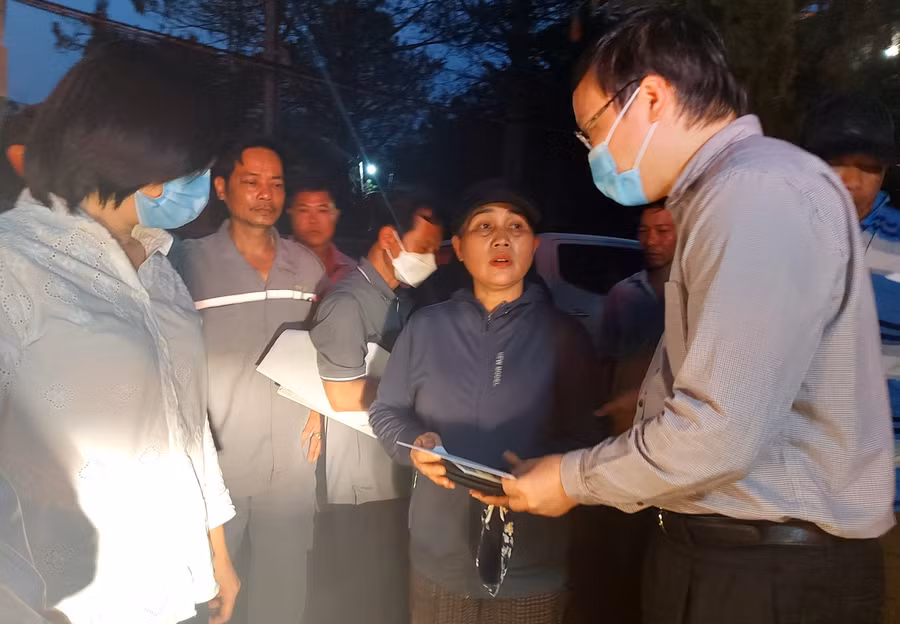 Chủ tịch UBND tỉnh Trương Hải Long trao số tiền hỗ trợ 5 triệu đồng cho gia đình tài xế Nguyễn Xuân Đông. Ảnh: T.D