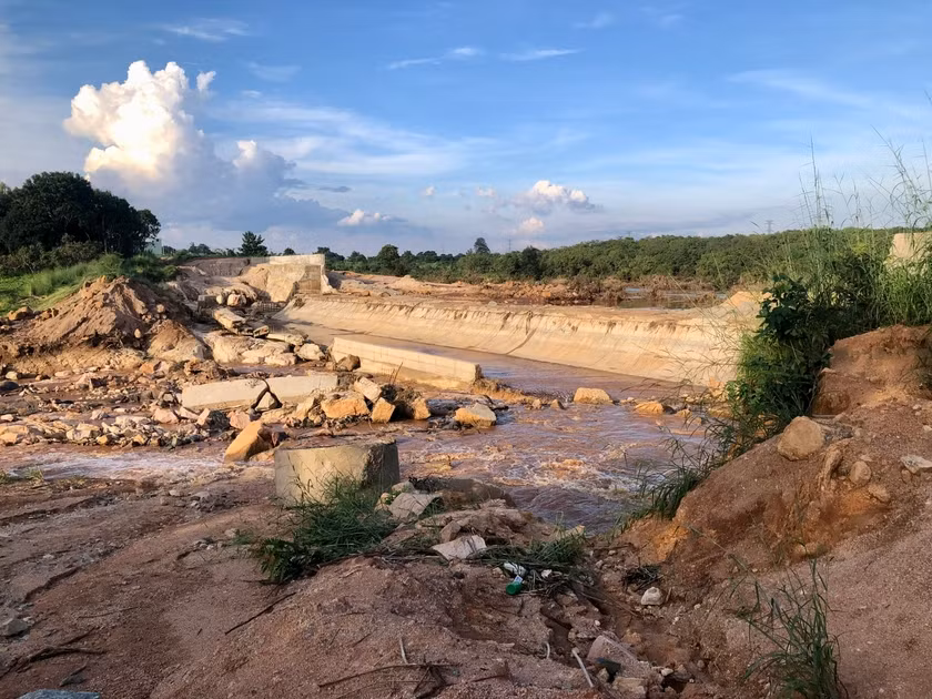 Đoạn tường đập Thủy điện Ia Glae 2 bị vỡ. Ảnh: Lê Nam Đoạn tường đập Thủy điện Ia Glae 2 bị vỡ. Ảnh: Lê Nam