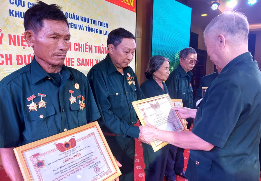 Trao kỷ niệm chương cho 5 cựu chiến binh từng chiến đấu, công tác tại chiến trường Trị Thiên trong kháng chiến chống Mỹ. Ảnh: Nguyễn Tú