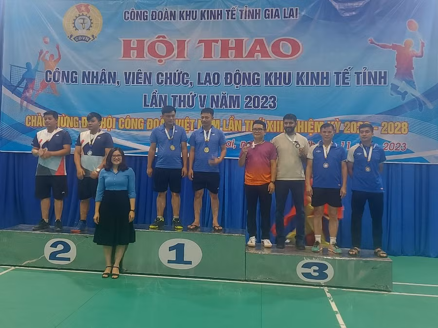 Ban tổ chức trao giải cho các vận động viên đạt giải cao ở bộ môn cầu lông. Ảnh: T.D
