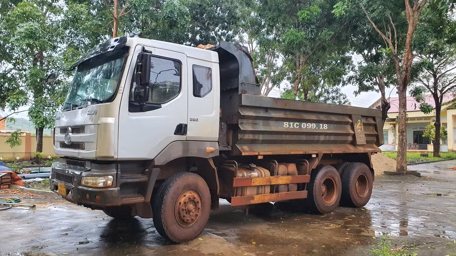 Chiếc xe ô tô tải chở cát từ bãi bến cao su non làng Ếch ra ngoài không có giấy tờ chứng minh hợp pháp đang bị tạm giữ tại trụ sở UBND xã Ia Khai. Ảnh: Thiên Di