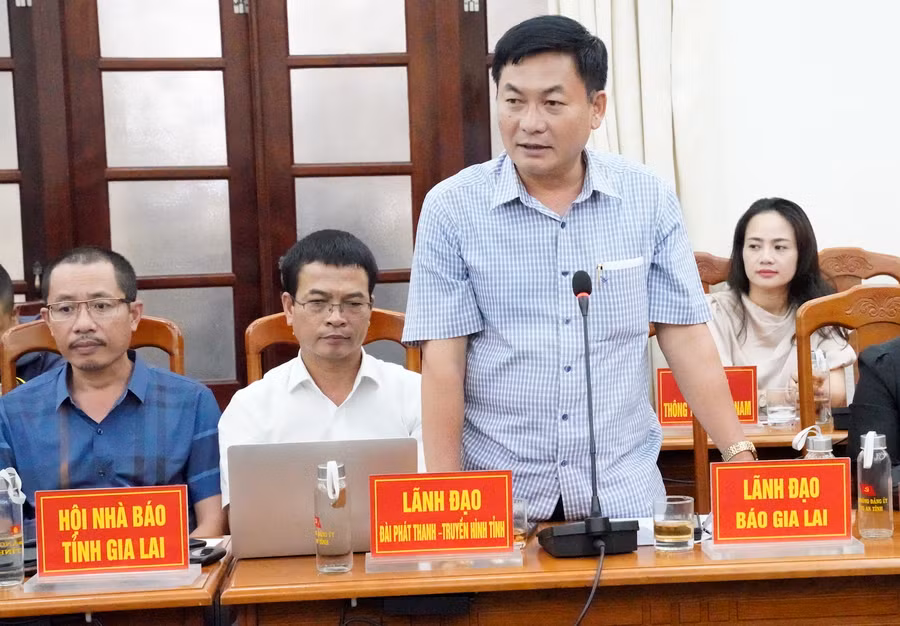 Tổng Biên tập Báo Gia Lai, Chủ tịch Hội Nhà báo tỉnh Huỳnh Kiên phát biểu tại buổi gặp mặt. Ảnh: Thiên Di Tổng Biên tập Báo Gia Lai, Chủ tịch Hội Nhà báo tỉnh Huỳnh Kiên phát biểu tại buổi gặp mặt. Ảnh: Thiên Di