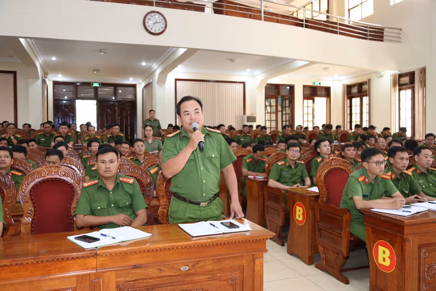 Hội nghị tiếp nhận 14 kiến nghị, đề xuất của lực lượng Công an cấp xã về những khó khăn, vướng mắc trong thực hiện nhiệm vụ. Ảnh: N.T