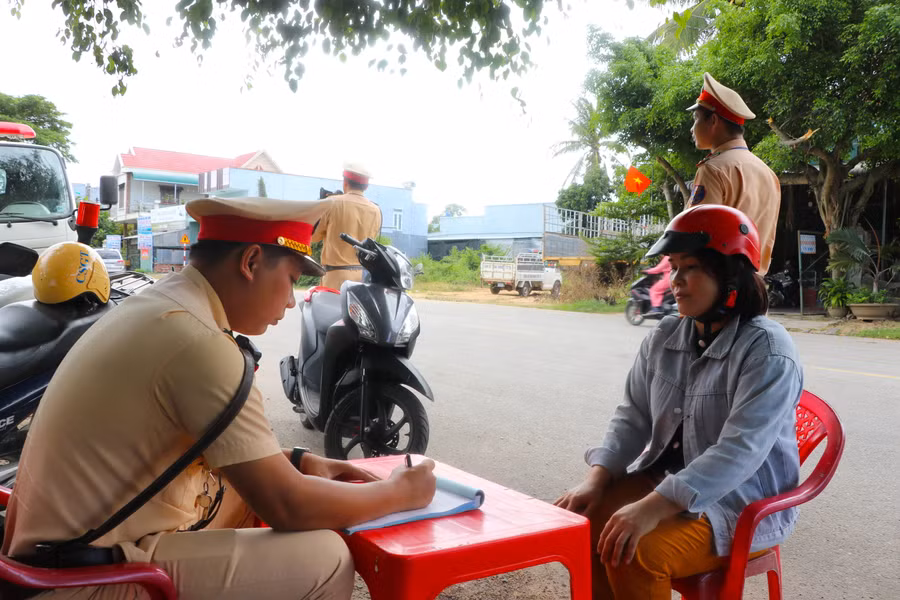 Công an thị xã An Khê lập biên bản hành chính xử phạt vi phạm Luật Giao thông đường bộ. Ảnh: Ngọc Minh
