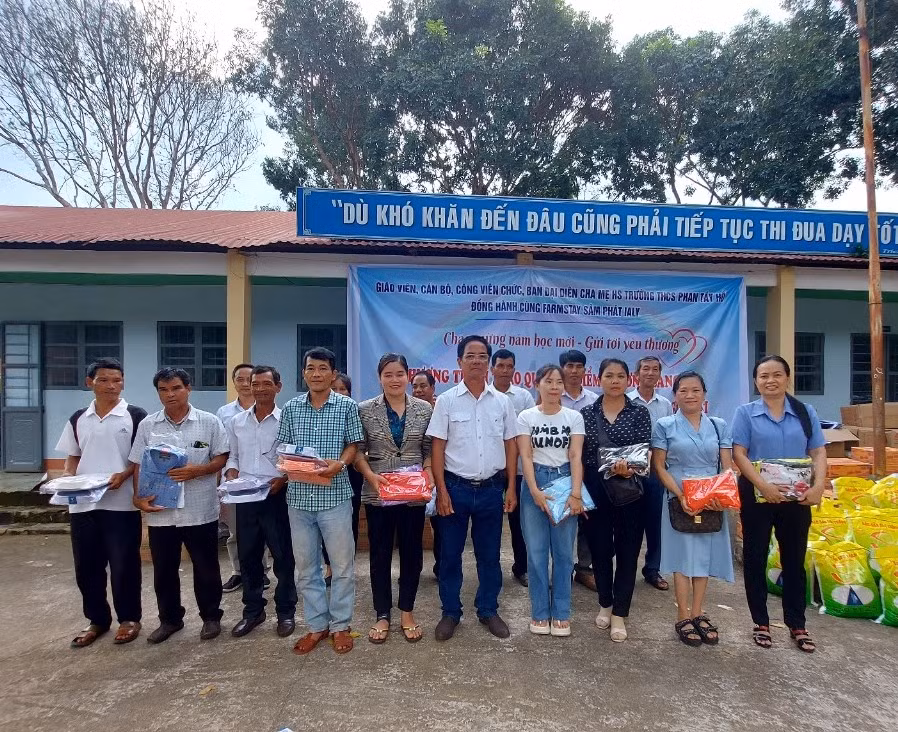 Trao tặng vải và áo sơ mi cho giáo viên Trường THCS Ia Kreng. Ảnh: T.D