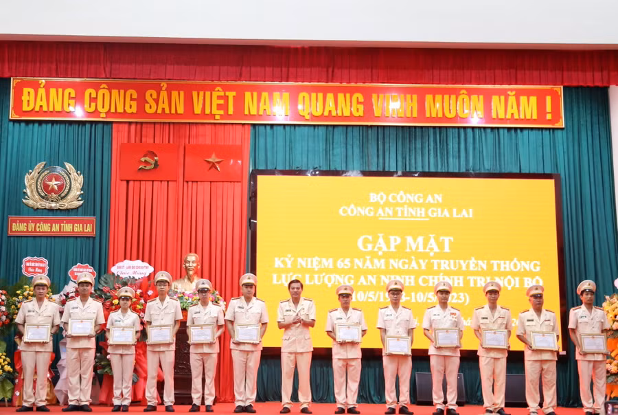 12 tập thể và cá nhân được Giám đốc Công an tỉnh tặng giấy khen vì có thành tích xuất sắc trong phong trào thi đua đặc biệt. Ảnh: T.D