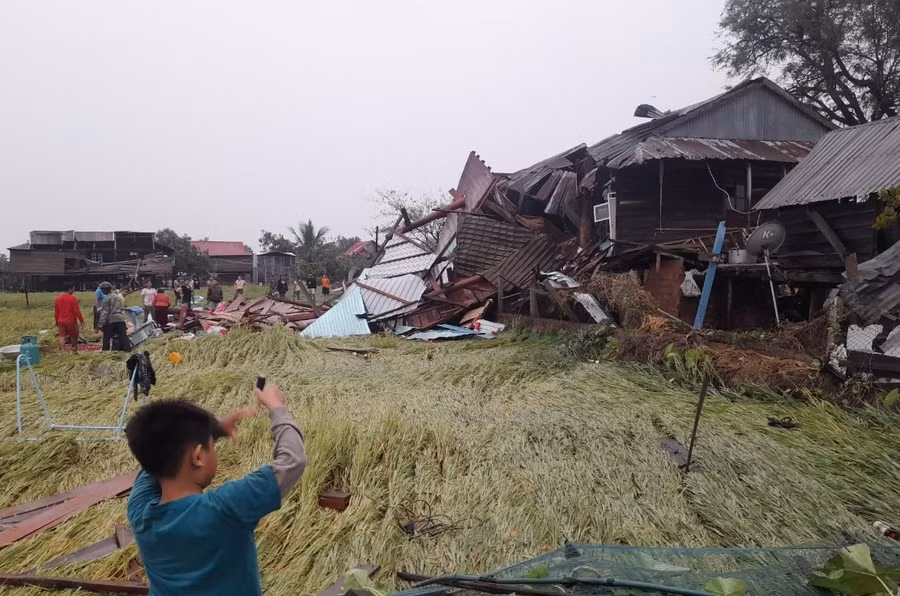 Nhiều nhà dân ở xã Ia Yeng bị tốc mái, sập do lốc xoáy chiều ngày 15-4. Ảnh: N.T Nhiều nhà dân ở xã Ia Yeng bị tốc mái, sập do lốc xoáy chiều ngày 15-4. Ảnh: N.T
