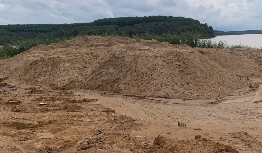 Bãi tập kết trái phép tại bến cao su non làng Ếch (xã Ia Khai). Ảnh: Thiên Di