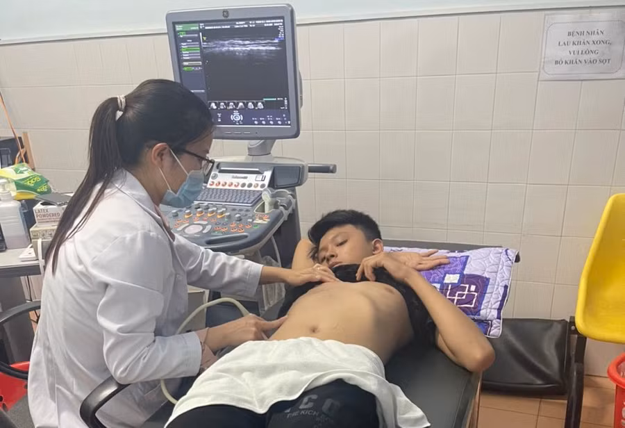 Em Nguyễn Quang Nhật đang điều trị tại Bệnh viện Đại học Y Dược-Hoàng Anh Gia Lai. Ảnh: Gia đình cung cấp