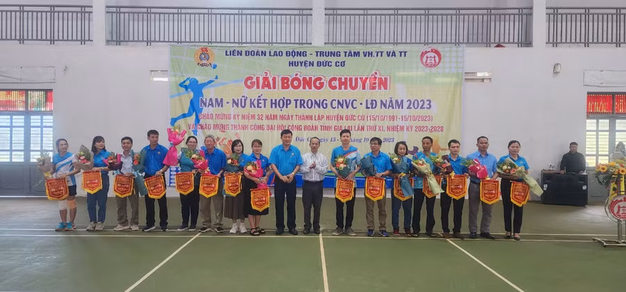 Ban tổ chức tặng hoa, cờ lưu niệm cho đại diện của 15 đội bóng tranh tài tại giải lần này. Ảnh: Đình Kỳ