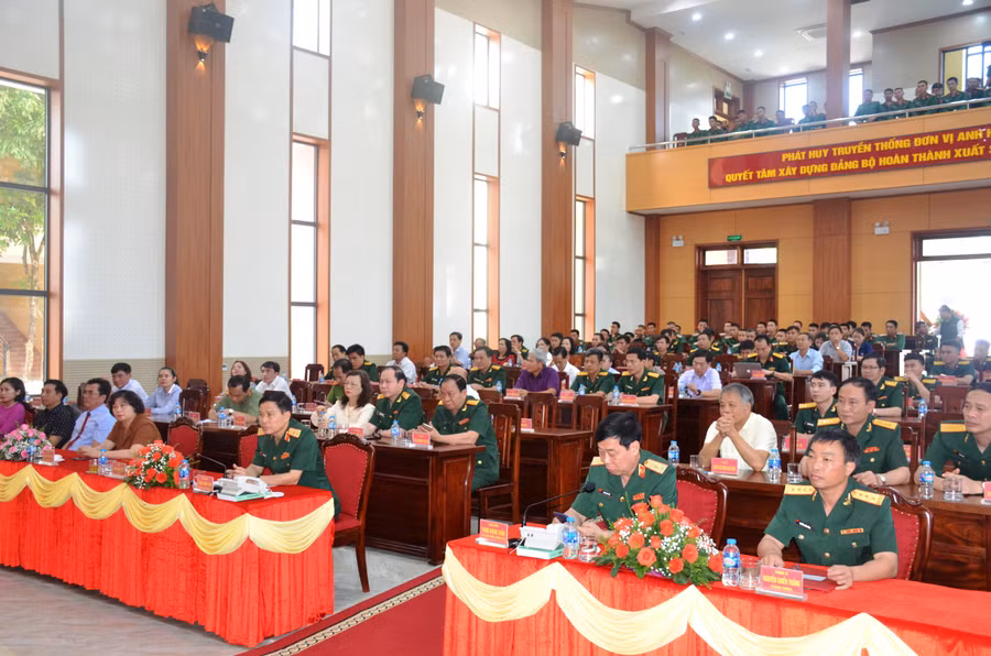 Các đại biểu tham dự lễ kỷ niệm 70 năm ngày thành lập đơn vị. Ảnh: VĨNH HOÀNG Các đại biểu tham dự lễ kỷ niệm 70 năm ngày thành lập đơn vị. Ảnh: VĨNH HOÀNG