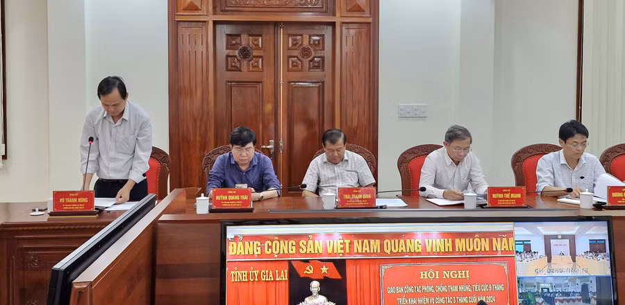 Các đồng chí lãnh đạo tỉnh dự hội nghị. Ảnh: Vĩnh Hoàng