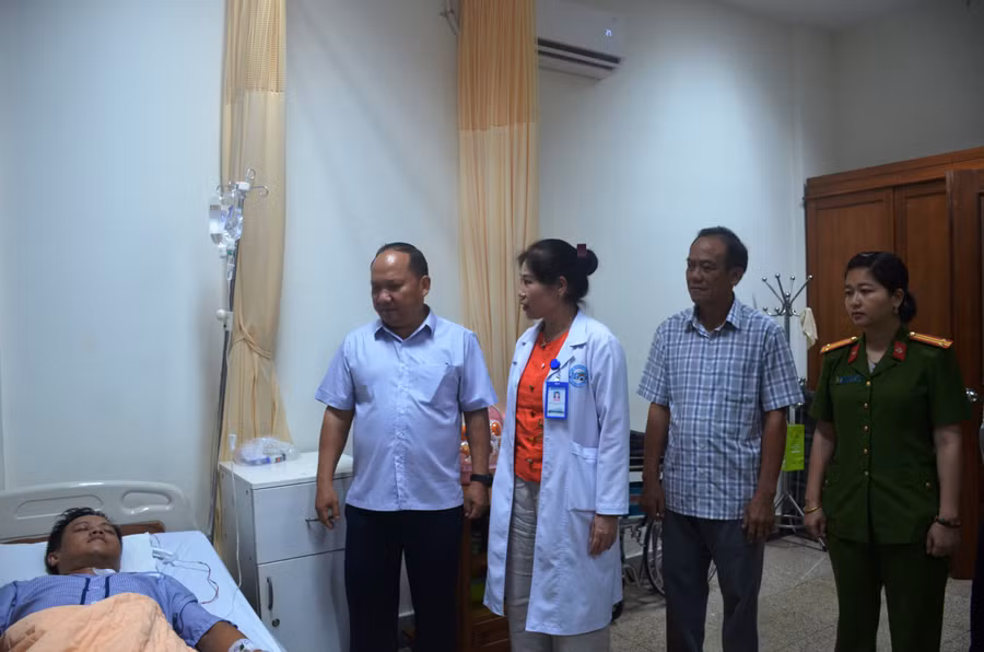 Phó Bí thư Tỉnh ủy thăm động viên Thiếu tá Nguyễn Văn Hưng bị thương khi truy bắt tội phạm. Ảnh: Vĩnh Hoàng