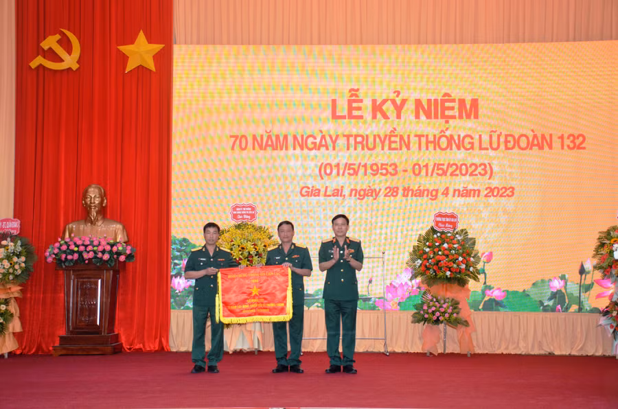 Đơn vị nhận Cờ thi đua của Binh chủng Thông tin Liên lạc. Ảnh: VĨNH HOÀNG Đơn vị nhận Cờ thi đua của Binh chủng Thông tin Liên lạc. Ảnh: VĨNH HOÀNG