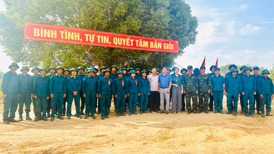 Lực lượng dân quân xã Đak Djrăng tham gia huấn luyện. Ảnh: Vĩnh Hoàng