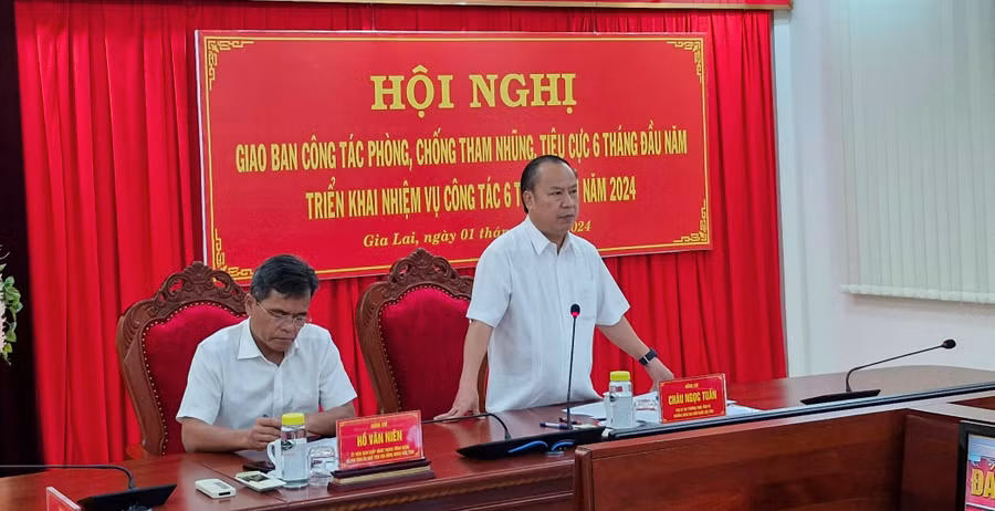 Các đồng chí lãnh đạo tỉnh chủ trì hội nghị giao ban công tác phòng-chống tham nhũng, tiêu cực. Ảnh: Vĩnh Hoàng