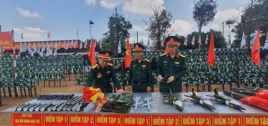 Lãnh đạo Sư đoàn 320 kiểm tra trang thiết bị phục vụ cho huấn luyện. Ảnh: Vĩnh Hoàng