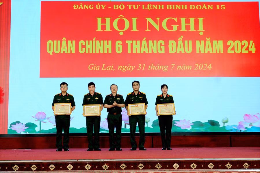 Tư lệnh Binh đoàn 15 tặng bằng khen cho các cá nhân. Ảnh: Vĩnh Hoàng Tư lệnh Binh đoàn 15 tặng bằng khen cho các cá nhân. Ảnh: Vĩnh Hoàng