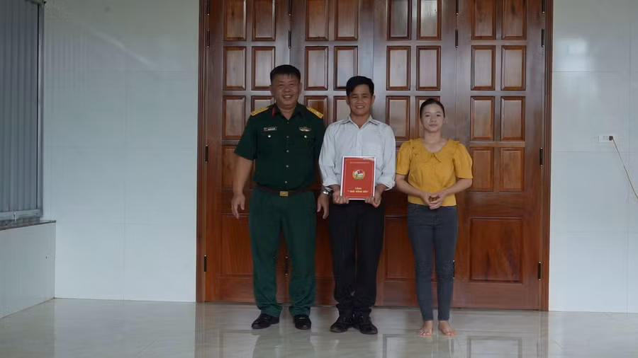 Lãnh đạo Công ty 72 trao quyết định giao nhà cho gia đình anh Hoàng Văn Đồng. Ảnh: Vĩnh Hoàng